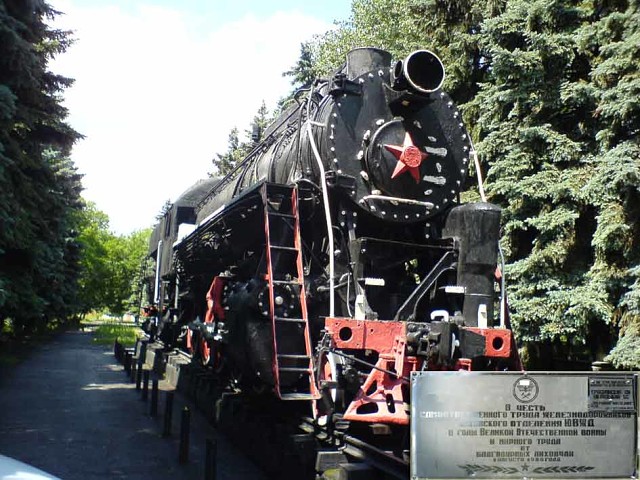 Памятник паровозу установлен 2 августа 1986 года в поселке Лиховском у ДК железнодорожников.