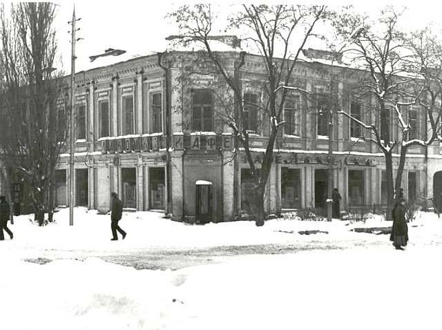 Просп. Карла Маркса, 31/33. Ретро фото. Двухэтажное здание, построенное в 1895 году.