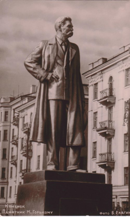 Памятник М. Горькому. на "Кресту". Ретро фото.