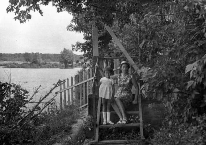 Фото Ирины Плаховой(Скориковой):    Лиховская турбаза, 1969г ,мы с мамой. Как сейчас помню,- домик был под номером №2, закреплен был за НОДХ.