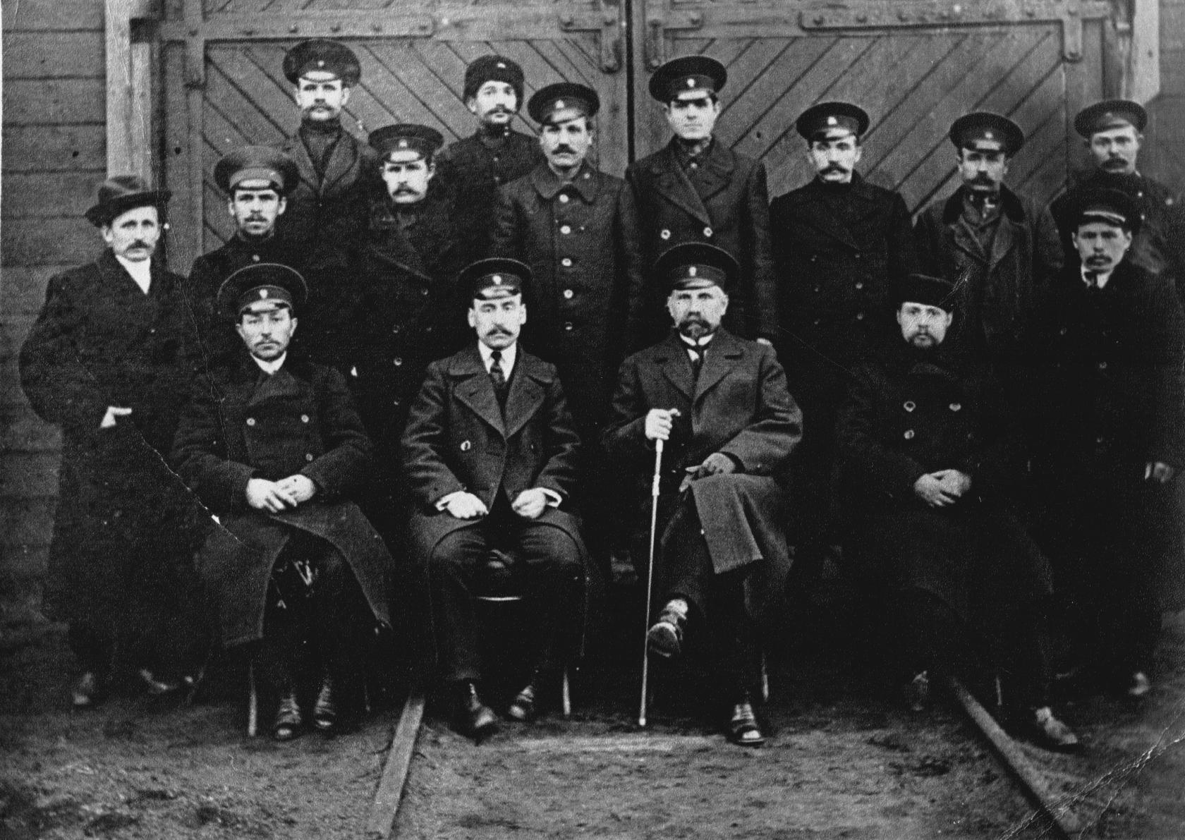 Первые работники паровозного депо Лихая.