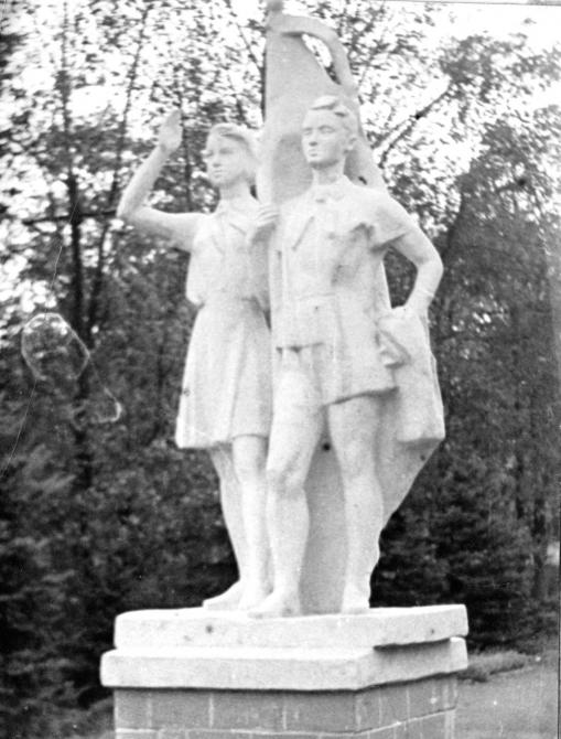 Скульптура "Пионеры" (стояла на месте паровоза .