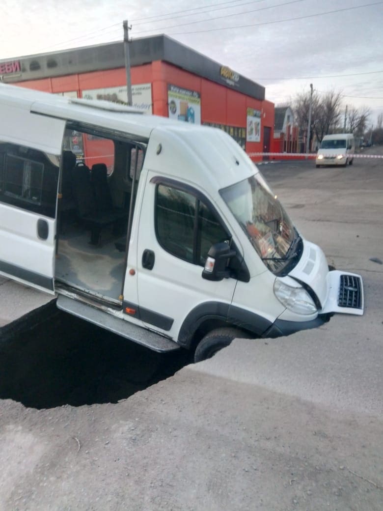 В Каменск-Шахтинском маршрутка с пассажирами провалилась в яму на проезжей части. ФОТО ПРОИСШЕСТВИЯ.