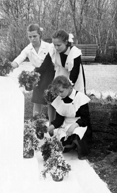 1964г. В парке жд комсомолки интерната
