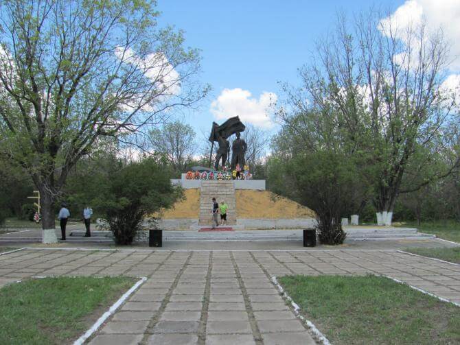 Памятник  Подтелкову и. Кривошлыкову в  хуторе Пономарев.