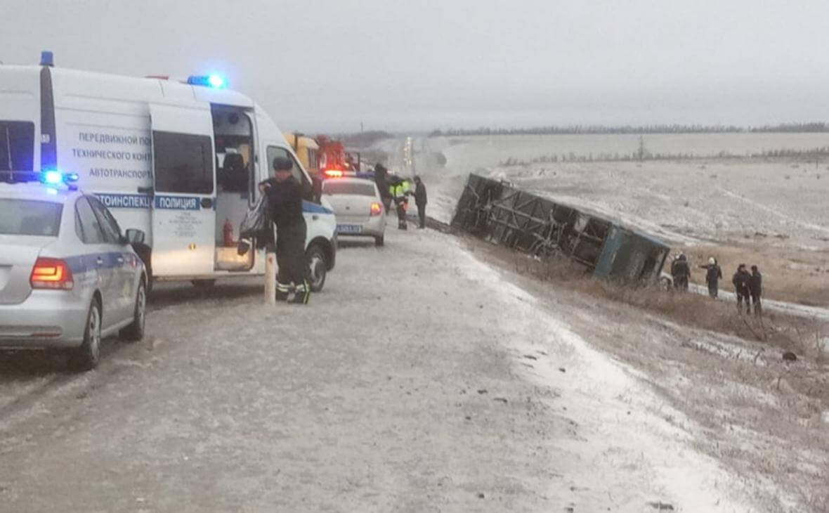 13 января 2021 г. В Ростовской области перевернулся автобус с пассжирами. Видео с места происшествия.