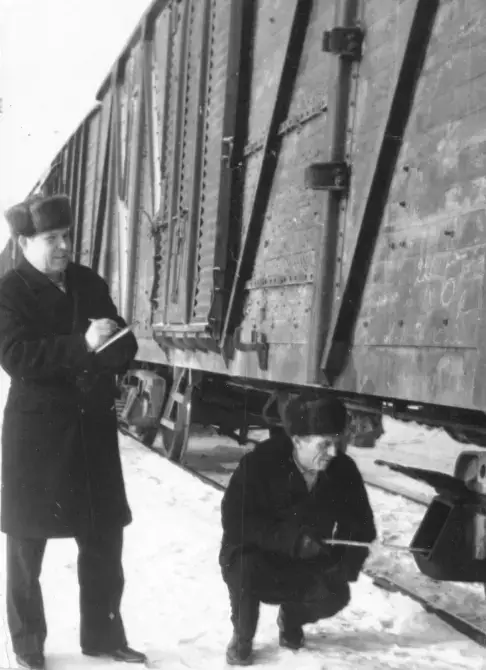 Общественные инспекторы Аржиганов А.А., Казьменко А.Г. проверяют поезд.