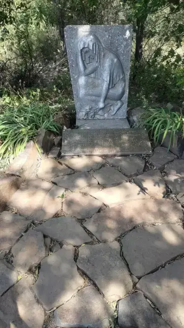 Памятник "Плачущей матери". Заводской. Фото.